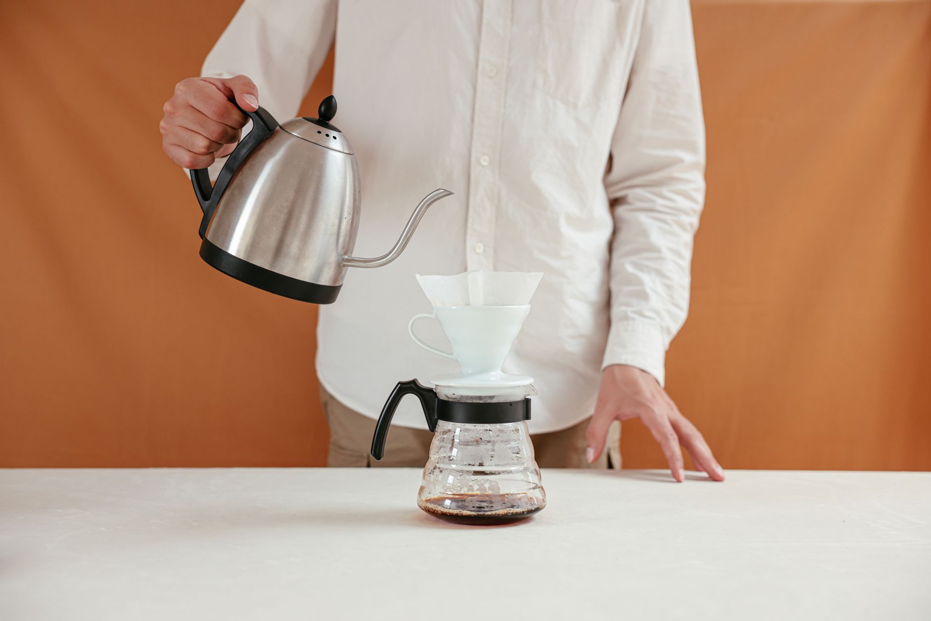 Barista sirviendo café filtrado en V60